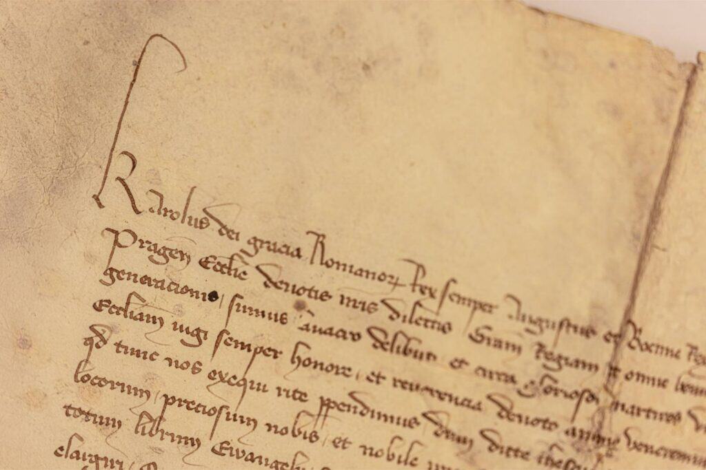 Unikátní Výstava V Aquileii: Vzácné Fragmenty Markova Evangelia Z Benátek, Cividale A Prahy Se Po Sedmi Stoletích Na Čas Spojí 6 Detail dokumentu Karla IV. z 31. října 1354 o darování části Markova evangelia pražskému chrámu. Archiv Pražského hradu při Kanceláři prezidenta České republiky, Praha. © Eye-studio