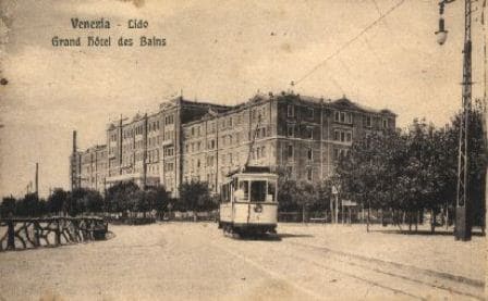 Grand Hôtel des Bains, Lido di Venezia, historická pohlednice, 1908–1940. Zdroj: Wikimedia Commons,
